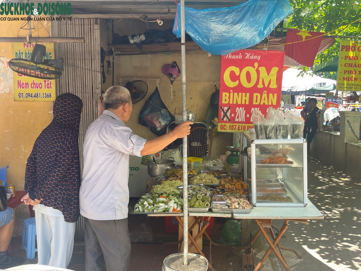 Vụ suất cơm bình dân giá 160.000 đồng ở Hà Nội: Quán không cung cấp được Giấy chứng nhận cơ sở đủ điều kiện ATTP bị xử lý thế nào? - Ảnh 3.