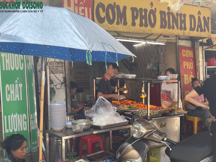 Vụ suất cơm bình dân giá 160.000 đồng ở Hà Nội: Quán không cung cấp được Giấy chứng nhận cơ sở đủ điều kiện ATTP bị xử lý thế nào? - Ảnh 2.