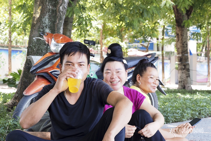 Hà Nội nóng hầm hập - Người vùng cao ra công viên "trốn nóng" - Ảnh 2. Hà Nội nóng hầm hập - Người vùng cao ra công viên "trốn nóng" - Ảnh 2.