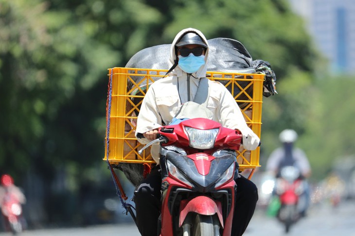 Đợt nắng nóng dài cả nửa tháng có tạo nên mùa hè nắng khốc liệt nhất lịch sử? - Ảnh 2. Đợt nắng nóng dài cả nửa tháng có tạo nên mùa hè nắng khốc liệt nhất lịch sử? - Ảnh 2.