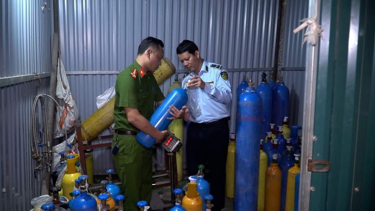 Hà Nội: Đột nhập kho sang chiết, thu giữ hơn 100 bình "khí cười" - Ảnh 1.
