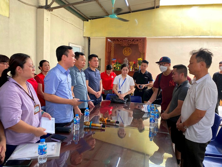 Chính quyền địa phương thăm hỏi, động viên gia đình các nạn nhân trong vụ hỏa hoạn tại Thổ Quan, Đống Đa.