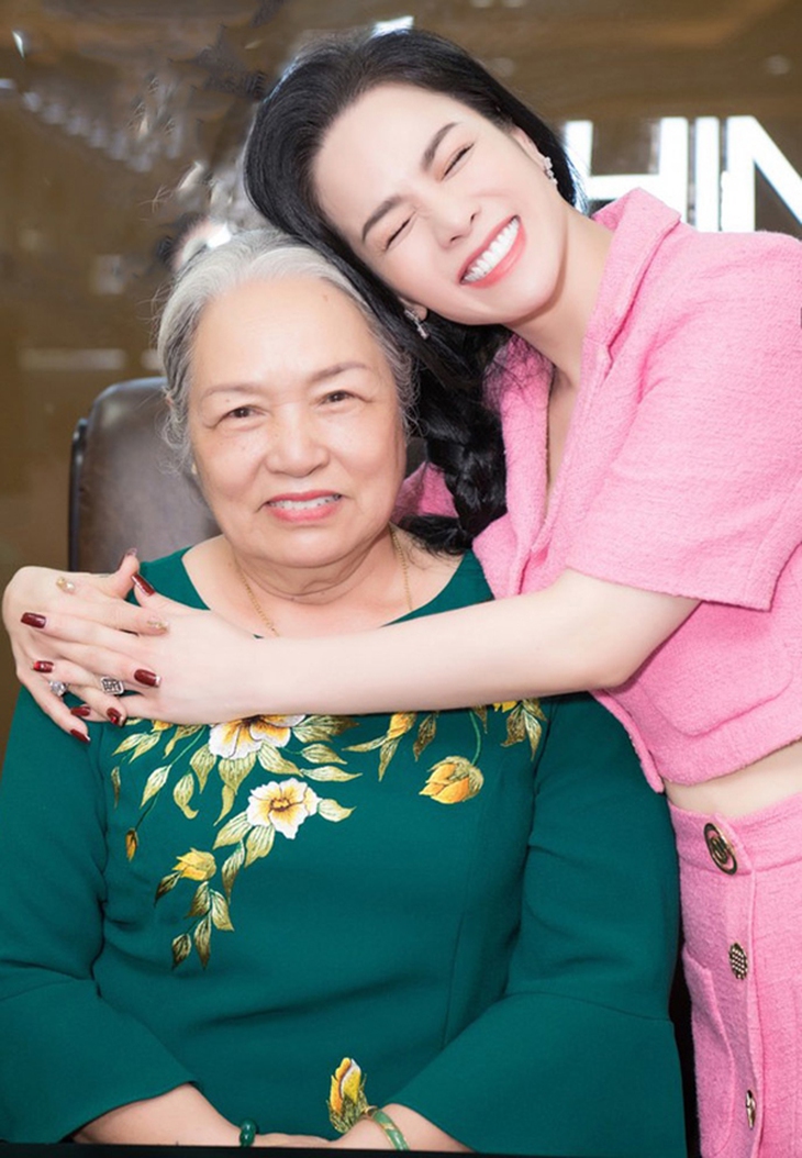Chân dung người phụ nữ làm 'chỗ dựa' của Nhật Kim Anh sau những biến cố đời tư - Ảnh 4.