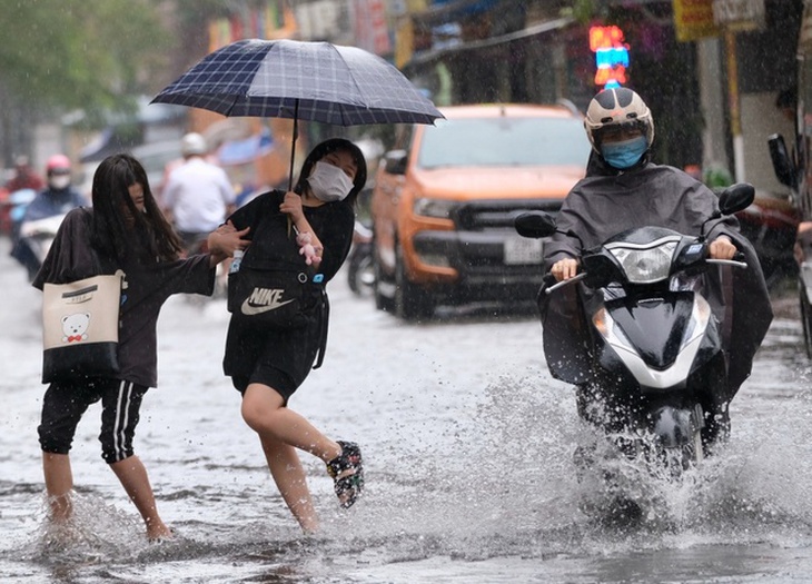 Miền Bắc chìm trong mưa lớn kèm 'combo' lốc, sét và gió giật mạnh - Ảnh 1.