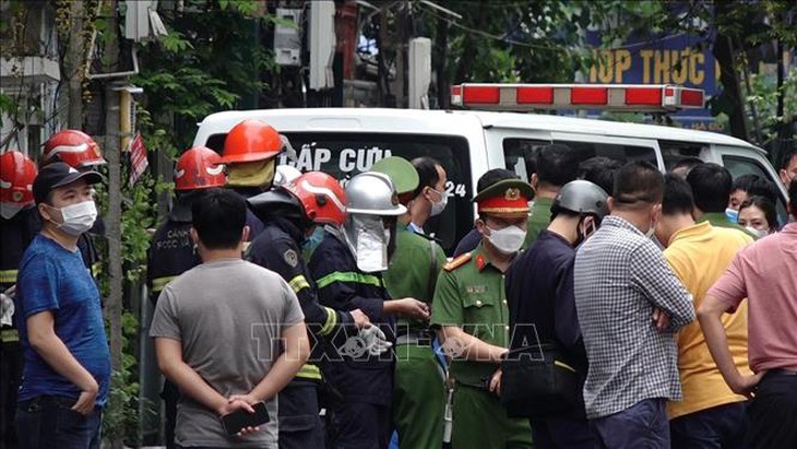 Mở lối thoát hiểm thứ 2 - mở đường sống trong vụ cháy nhà ống - Ảnh 1.