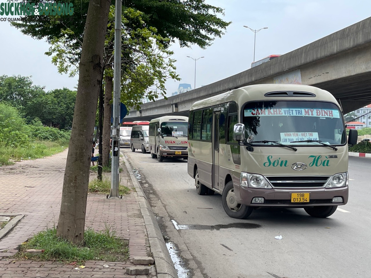 Loạn xe dù, bến cóc tại Hà Nội  - Ảnh 1.
