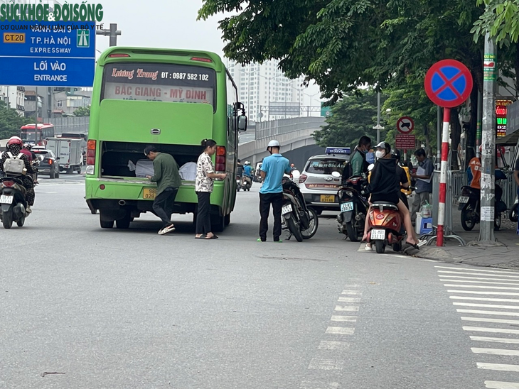 Xe dù, bến cóc lộng hành tại Hà Nội - Ảnh 9.