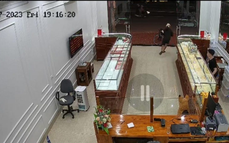 Thanh niên manh động cướp nhẫn tại tiệm vàng ở Ninh Bình