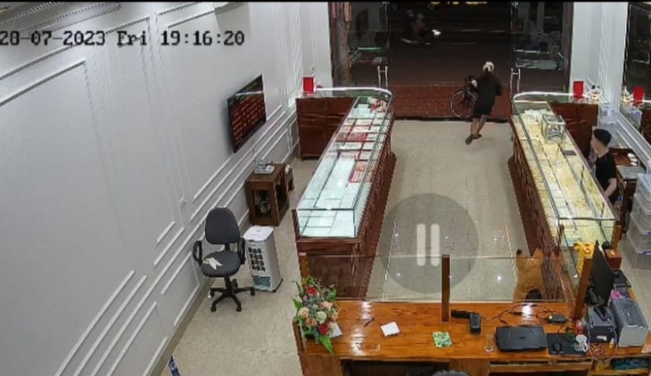 Bắt thanh niên 17 tuổi cướp tiệm vàng ở Ninh Bình - Ảnh 1. Bắt thanh niên 17 tuổi cướp tiệm vàng ở Ninh Bình - Ảnh 1.