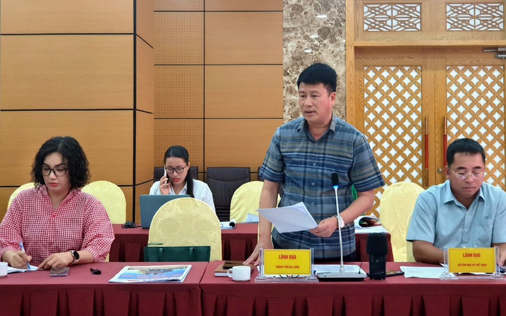 Vũ công mặc phản cảm nhảy trong lồng kính ở Valley Beach Club không chấp nhận được