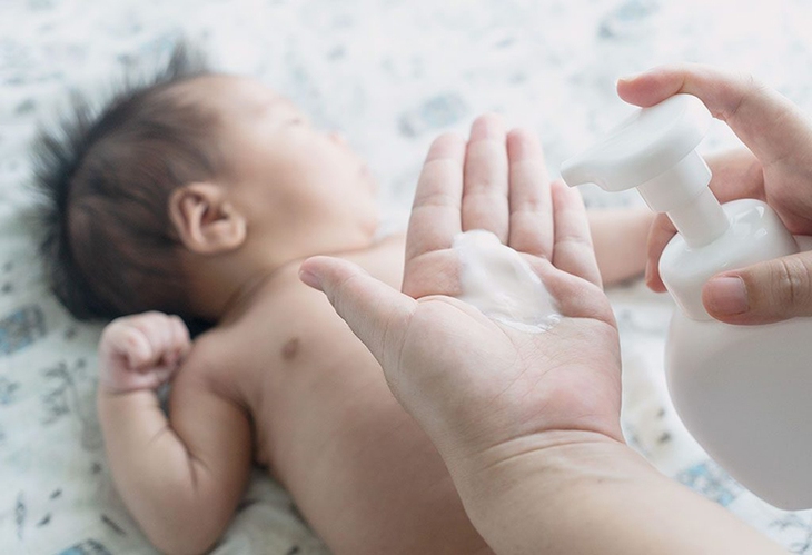 Chăm sóc da cho trẻ, có cần dùng kem dưỡng da không? - Ảnh 1.