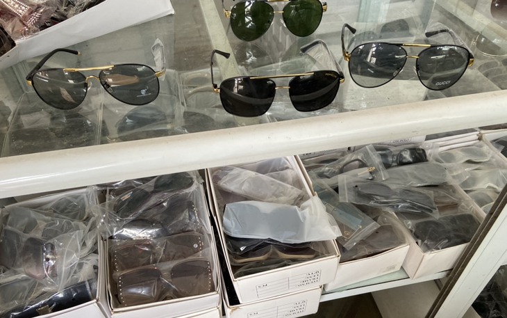 Kính RayBan, Porsche, Gucci bày bán nhan nhản tại... Thái Bình