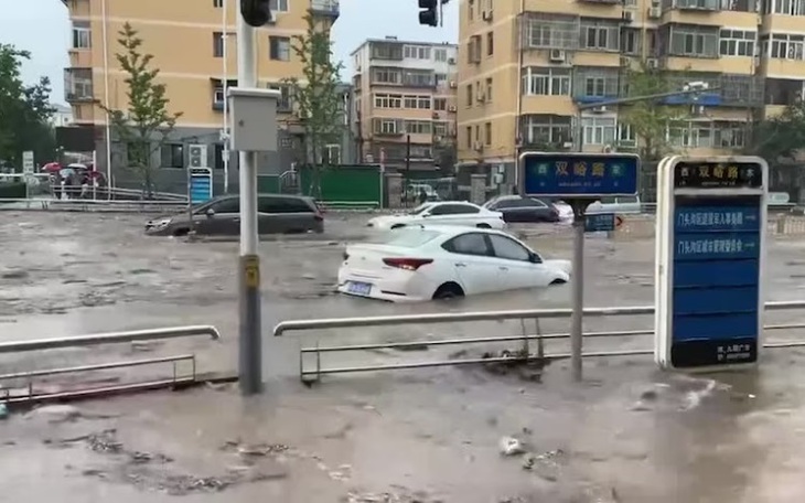 Mưa lớn nhất thập kỷ ở Bắc Kinh, 11 người thiệt mạng, ô tô trôi trên phố