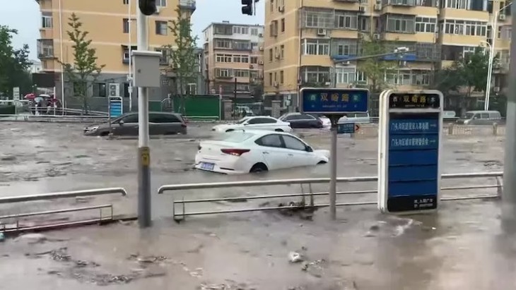Mưa lớn nhất thập kỷ ở Bắc Kinh, nước lũ cuốn trôi ô tô, 11 người thiệt mạng - Ảnh 2.