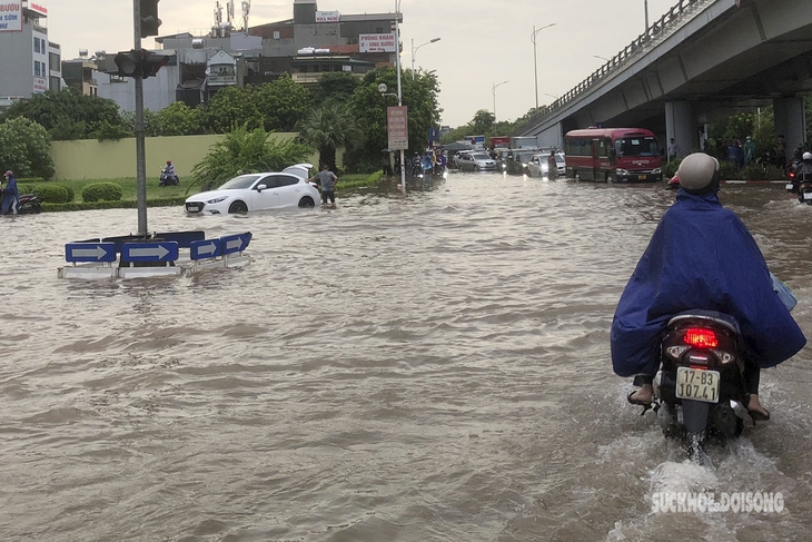 Người dân Hà Nội đánh vật với giao thông ùn tắc khi đường phố "biến thành sông" - Ảnh 1. Người dân Hà Nội đánh vật với giao thông ùn tắc khi đường phố "biến thành sông" - Ảnh 1.