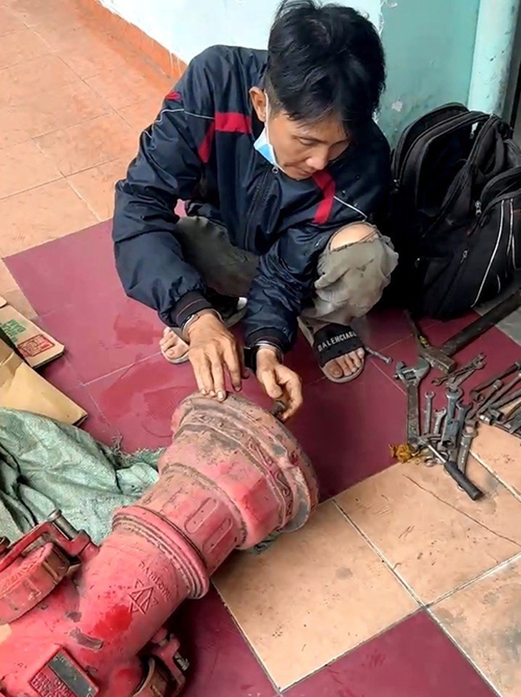 Tháo trộm trụ nước chữa cháy để bán ve chai - Ảnh 1. Tháo trộm trụ nước chữa cháy để bán ve chai - Ảnh 1.