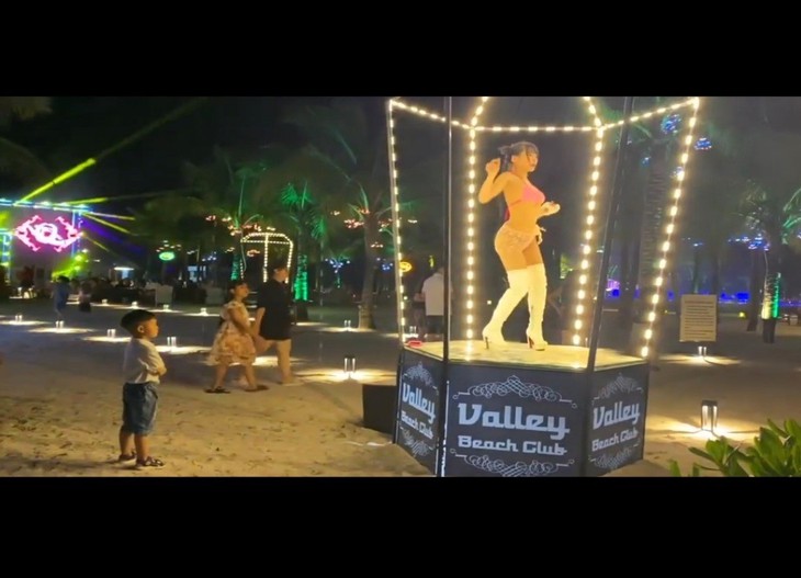 Vũ công mặc phản cảm nhảy trong lồng kính ở Valley Beach Club không chấp nhận được - Ảnh 2.