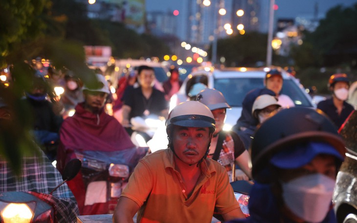 Người Hà Nội "đánh vật" với giao thông ùn tắc sau cơn mưa lớn