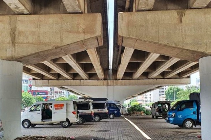 Bộ GTVT rút đề xuất sử dụng gầm cầu làm bãi trông xe - Ảnh 1.