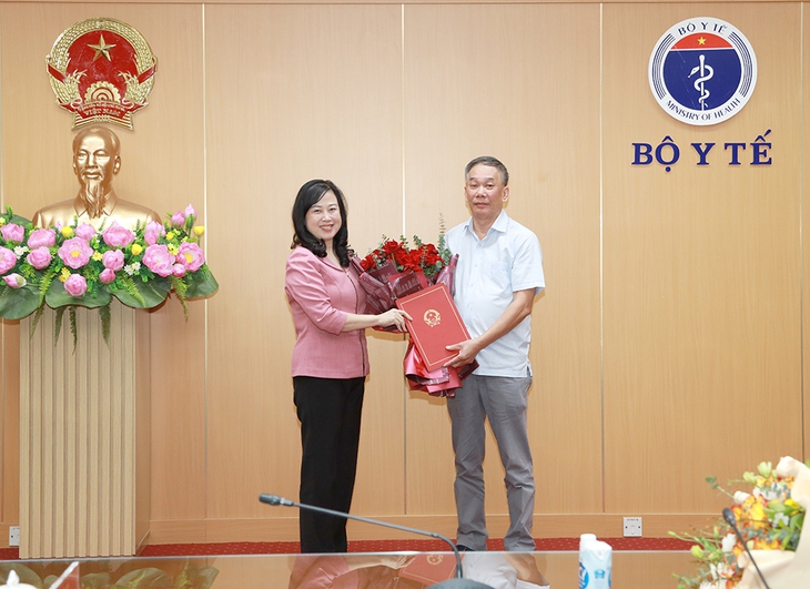 Bộ trưởng Đào Hồng Lan trao quyết định thành lập Hội đồng tư vấn cấp giấy đăng ký lưu hành thuốc - Ảnh 1.