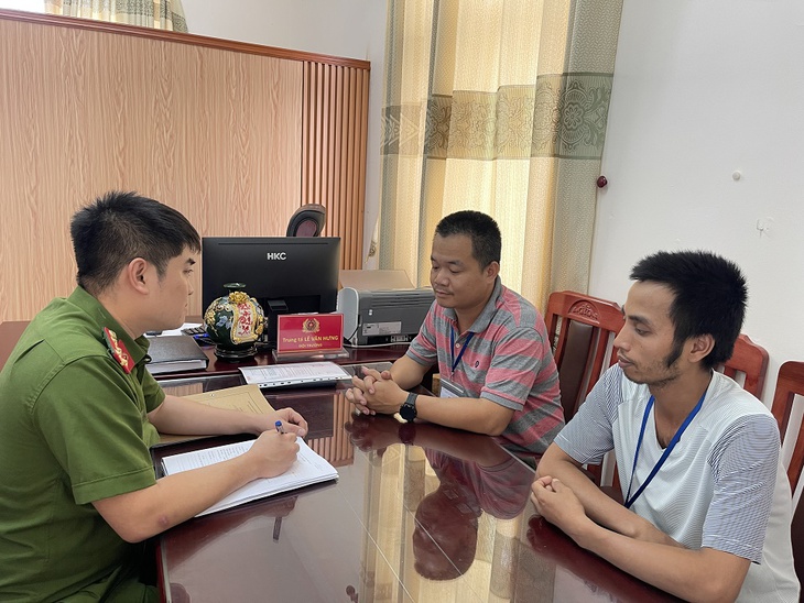 Ăn cắp hình ảnh thương hiệu keo dán gạch nổi tiếng, hai đối tượng thu lợi bất chính 500 triệu đồng - Ảnh 1. Ăn cắp hình ảnh thương hiệu keo dán gạch nổi tiếng, hai đối tượng thu lợi bất chính 500 triệu đồng - Ảnh 1.