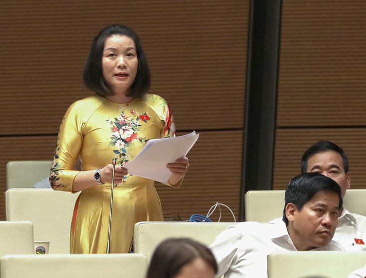 Chính phủ sẽ xem xét các chế độ tiền lương, phụ cấp, đãi ngộ thỏa đáng đối với công, viên chức y tế - Ảnh 1. Chính phủ sẽ xem xét các chế độ tiền lương, phụ cấp, đãi ngộ thỏa đáng đối với công, viên chức y tế - Ảnh 1.