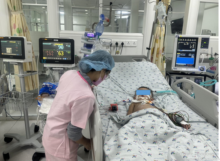 Bệnh nhi 2 tuổi thoát chết nhờ lọc máu liên tục sau 3 tuần điều trị - Ảnh 1.