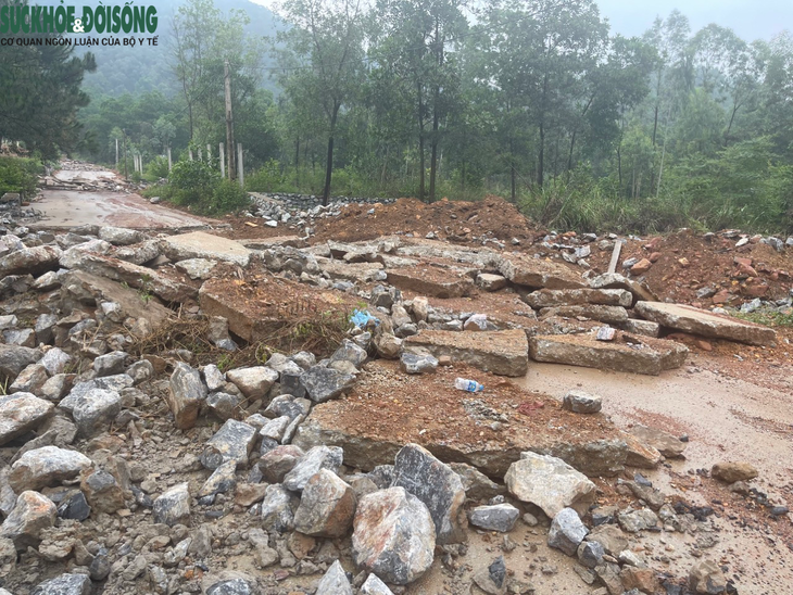 Sẽ tháo dỡ 5 công trình khu vực sạt lở vùi lấp hàng chục ô tô ở Sóc Sơn - Ảnh 2. Sẽ tháo dỡ 5 công trình khu vực sạt lở vùi lấp hàng chục ô tô ở Sóc Sơn - Ảnh 2.