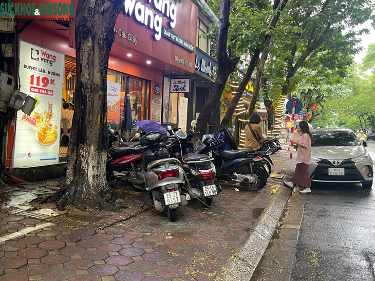 Sau 5 tháng ra quân 'dọn dẹp', vỉa hè Hà Nội 'đâu lại vào đấy' - Ảnh 2. Sau 5 tháng ra quân 'dọn dẹp', vỉa hè Hà Nội 'đâu lại vào đấy' - Ảnh 2.