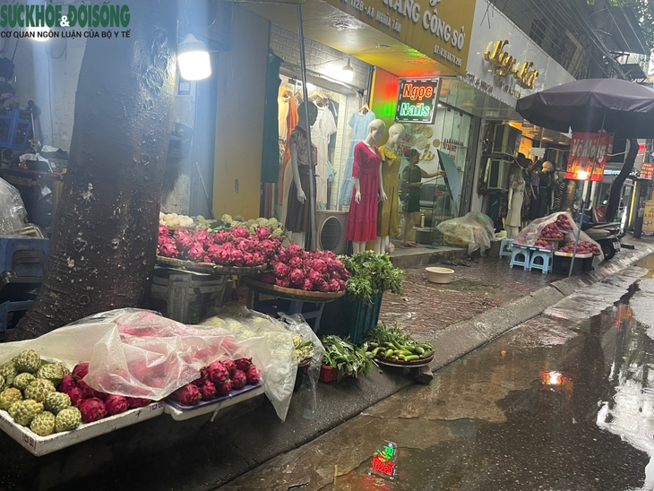 Sau 5 tháng ra quân 'dọn dẹp', vỉa hè Hà Nội 'đâu lại vào đấy' - Ảnh 4. Sau 5 tháng ra quân 'dọn dẹp', vỉa hè Hà Nội 'đâu lại vào đấy' - Ảnh 4.