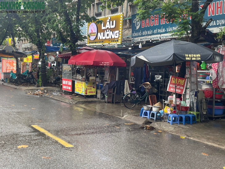 Sau 5 tháng ra quân 'dọn dẹp', vỉa hè Hà Nội 'đâu lại vào đấy' - Ảnh 9. Sau 5 tháng ra quân 'dọn dẹp', vỉa hè Hà Nội 'đâu lại vào đấy' - Ảnh 9.