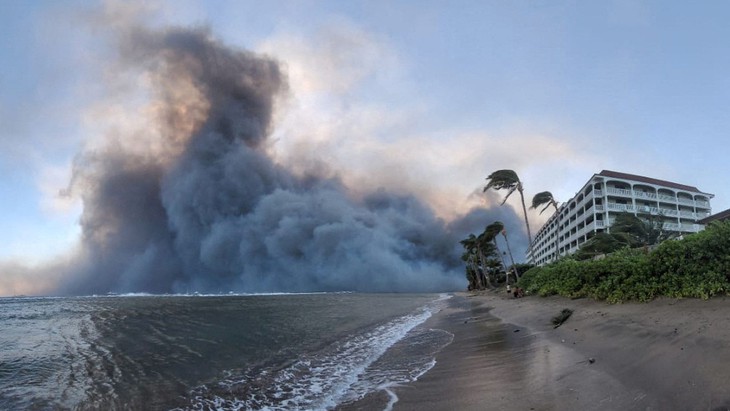 Cháy rừng kinh hoàng ở Hawaii, lửa thiêu rụi thành phố du lịch Lahaina, ít nhất 53 người thiệt mạng - Ảnh 4. Cháy rừng kinh hoàng ở Hawaii, lửa thiêu rụi thành phố du lịch Lahaina, ít nhất 53 người thiệt mạng - Ảnh 4.