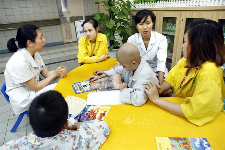 Công tác xã hội bệnh viện lan tỏa tinh thần kết nối, chia sẻ yêu thương cho người bệnh- Ảnh 1. Công tác xã hội bệnh viện lan tỏa tinh thần kết nối, chia sẻ yêu thương cho người bệnh- Ảnh 1.