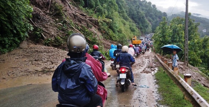 Sạt lở chia cắt tuyến đường huyết mạch nối Sơn La - Lai Châu - Ảnh 3. Sạt lở chia cắt tuyến đường huyết mạch nối Sơn La - Lai Châu - Ảnh 3.