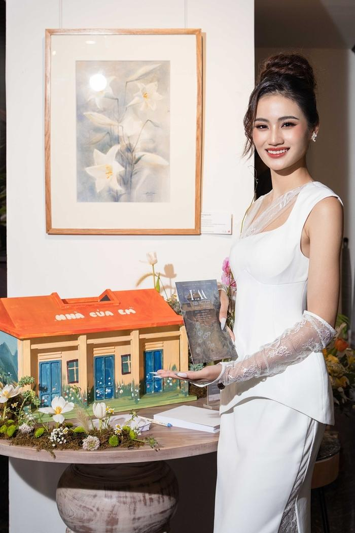 Hoa hậu Ý Nhi tiếp tục gây tranh cãi với phát ngôn 'xóa nạn đói, nạn dốt' - Ảnh 2. Hoa hậu Ý Nhi tiếp tục gây tranh cãi với phát ngôn 'xóa nạn đói, nạn dốt' - Ảnh 2.