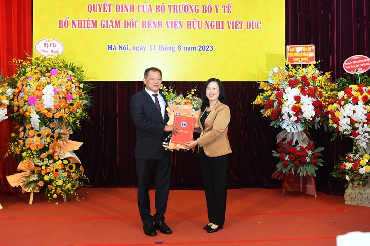 6 nhiệm vụ Bộ trưởng Bộ Y tế Đào Hồng Lan gửi đến tân Giám đốc BV Hữu nghị Việt Đức Dương Đức Hùng - Ảnh 1. 6 nhiệm vụ Bộ trưởng Bộ Y tế Đào Hồng Lan gửi đến tân Giám đốc BV Hữu nghị Việt Đức Dương Đức Hùng - Ảnh 1.