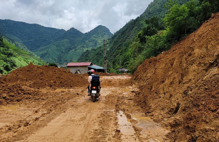 Tuyến đường nối Sơn La - Lai Châu thông xe sau gần 1 tuần bị chia cắt - Ảnh 1.