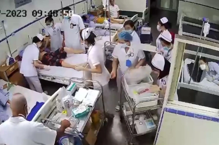 Bác sĩ, điều dưỡng kịp thời cứu sống bệnh nhân sốc phản vệ được thưởng nóng - Ảnh 2. Bác sĩ, điều dưỡng kịp thời cứu sống bệnh nhân sốc phản vệ được thưởng nóng - Ảnh 2.