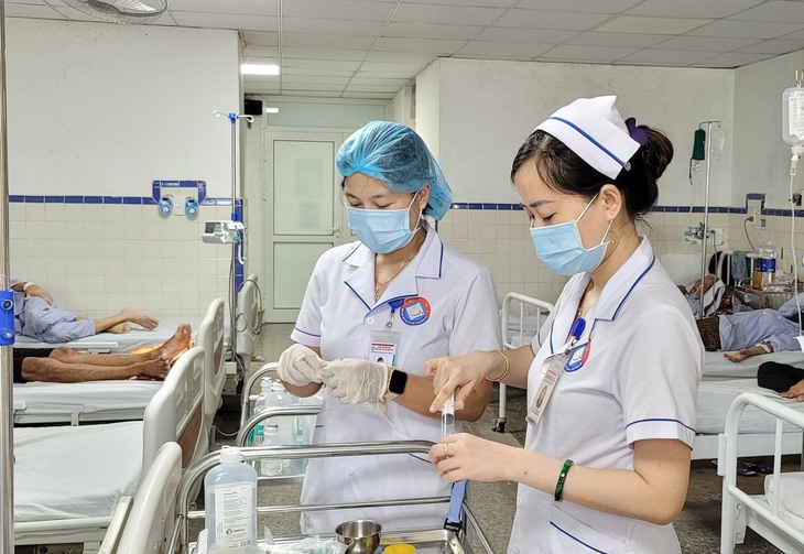 Video: Bệnh nhân K sốc phản vệ được cứu sống trong gang tấc nhờ sự chuyên nghiệp của đội ngũ y tế - Ảnh 2. Video: Bệnh nhân K sốc phản vệ được cứu sống trong gang tấc nhờ sự chuyên nghiệp của đội ngũ y tế - Ảnh 2.