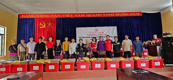 Hỗ trợ cho các gia đình tại Yên Bái bị thiệt hại do mưa lũ 400 triệu đồng và 200 thùng hàng - Ảnh 1. Hỗ trợ cho các gia đình tại Yên Bái bị thiệt hại do mưa lũ 400 triệu đồng và 200 thùng hàng - Ảnh 1.