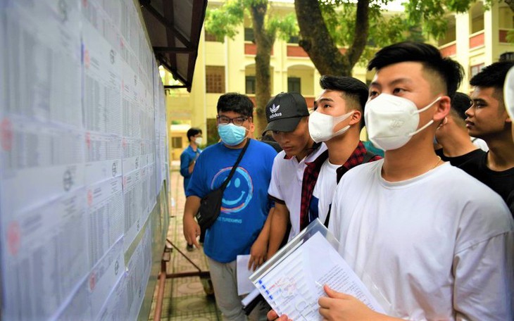 Thí sinh có đang chịu cảnh ‘phí chồng phí’ để xét tuyển vào đại học?