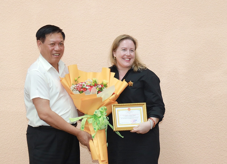 Bộ Y tế trao Kỷ niệm chương "Vì sức khỏe nhân dân" cho Phó Giám đốc Phong y tế, USAID tại Việt Nam - Ảnh 1. Bộ Y tế trao Kỷ niệm chương "Vì sức khỏe nhân dân" cho Phó Giám đốc Phong y tế, USAID tại Việt Nam - Ảnh 1.