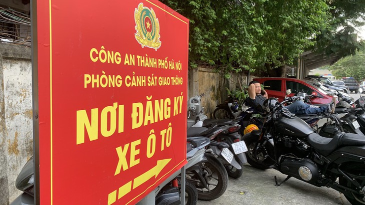 Vài tiếng trước giờ định danh biển số xe, người dân vẫn ngồi xếp hàng chờ đến lượt - Ảnh 1. Vài tiếng trước giờ định danh biển số xe, người dân vẫn ngồi xếp hàng chờ đến lượt - Ảnh 1.