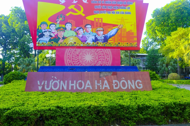 Người dân tiếc nuối vườn hoa bị lãng quên, xuống cấp ở Hà Nội - Ảnh 2.