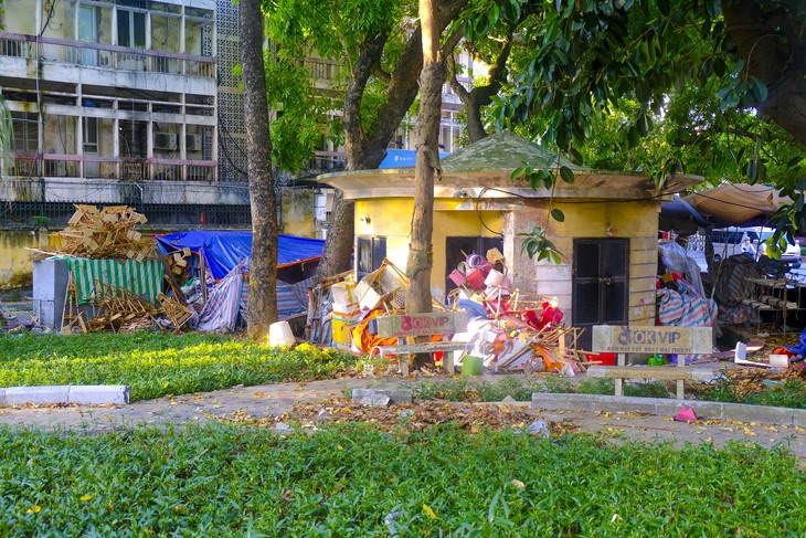 Người dân tiếc nuối vườn hoa bị lãng quên, xuống cấp ở Hà Nội - Ảnh 5.