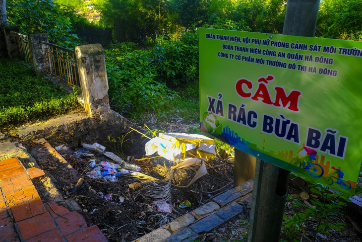 Người dân tiếc nuối vườn hoa bị lãng quên, xuống cấp ở Hà Nội - Ảnh 7.