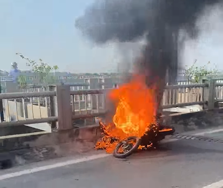 Xe máy cháy trơ khung trên cầu Vĩnh Tuy không rõ nguyên nhân - Ảnh 2. Xe máy cháy trơ khung trên cầu Vĩnh Tuy không rõ nguyên nhân - Ảnh 2.