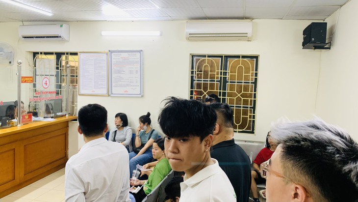 Vài tiếng trước giờ định danh biển số xe, người dân vẫn ngồi xếp hàng chờ đến lượt - Ảnh 3. Vài tiếng trước giờ định danh biển số xe, người dân vẫn ngồi xếp hàng chờ đến lượt - Ảnh 3.