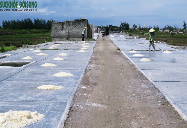 Nhọc nhằn nghề muối ở các làng ven biển - Ảnh 1. Nhọc nhằn nghề muối ở các làng ven biển - Ảnh 1.