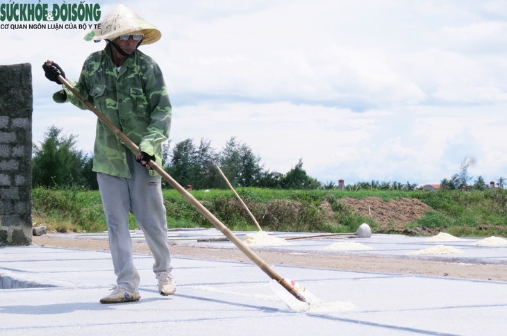 Nhọc nhằn nghề muối ở các làng ven biển - Ảnh 5. Nhọc nhằn nghề muối ở các làng ven biển - Ảnh 5.